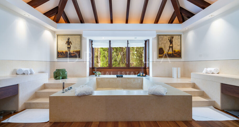 Mediterrane Villa in Cascada de Camoján mit Panoramameerblick