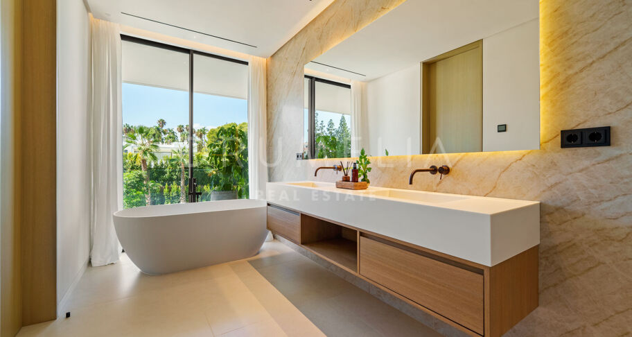 Luxury villa with a privileged location on the Golden Mile