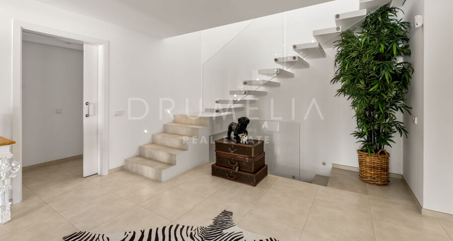 Isla Brisa — an incredible contemporary home on the front line of the golf course in Las Brisas, Nueva Andalucía, Marbella