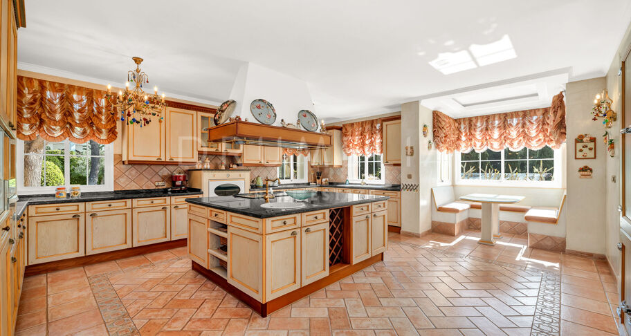 Luxe mediterrane residentie in Sierra Blanca, Marbella