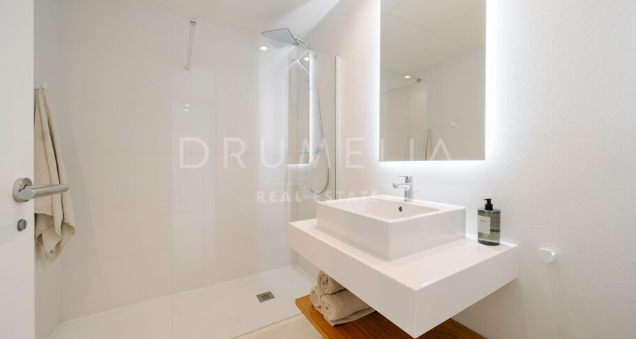 Elegant vier slaapkamer appartement in Santa Clara, Oost Marbella