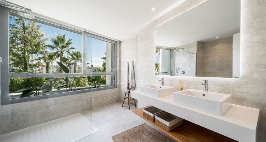 Elegant vier slaapkamer appartement in Santa Clara, Oost Marbella
