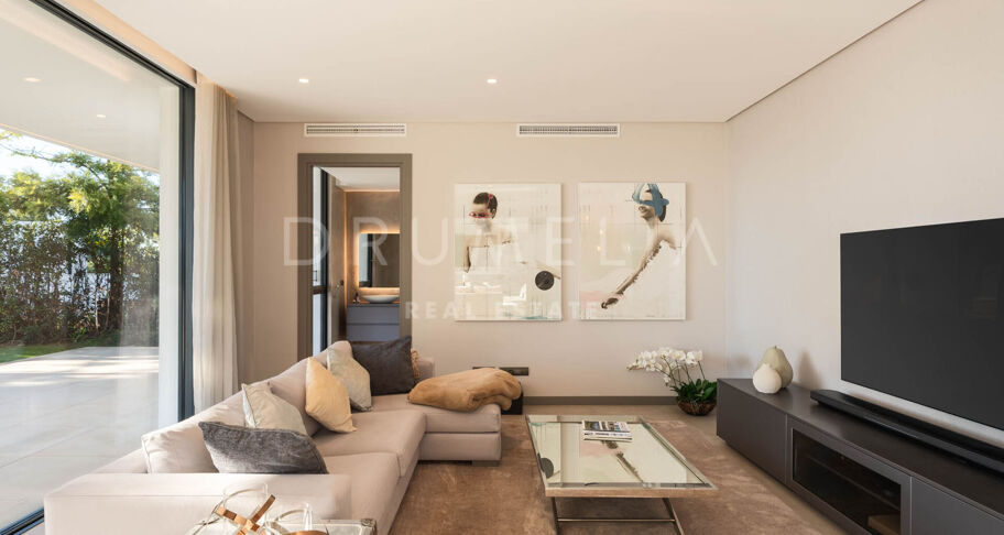 Villa moderna de 5 dormitorios en venta en El Madroñal, Benahavís – piscina privada, apartamento de invitados y vistas panorámicas a la montaña y al mar