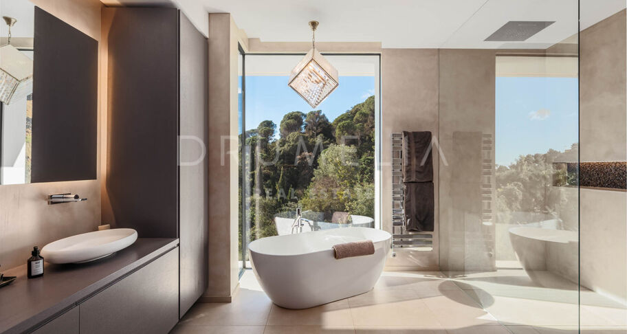Villa moderna de 5 dormitorios en venta en El Madroñal, Benahavís – piscina privada, apartamento de invitados y vistas panorámicas a la montaña y al mar