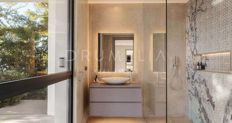 Villa moderna de 5 dormitorios en venta en El Madroñal, Benahavís – piscina privada, apartamento de invitados y vistas panorámicas a la montaña y al mar