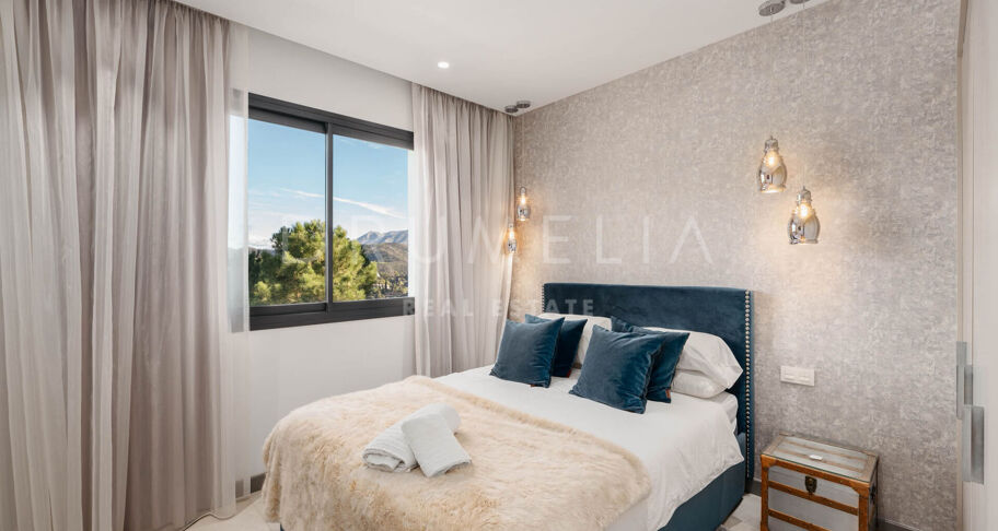 Villa moderna de 5 dormitorios en venta en El Madroñal, Benahavís – piscina privada, apartamento de invitados y vistas panorámicas a la montaña y al mar
