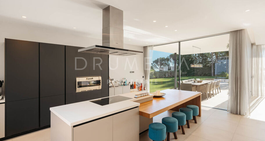 Villa moderna de 5 dormitorios en venta en El Madroñal, Benahavís – piscina privada, apartamento de invitados y vistas panorámicas a la montaña y al mar
