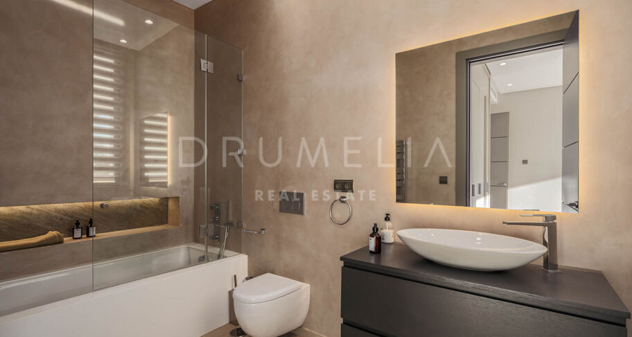 Villa moderna de 5 dormitorios en venta en El Madroñal, Benahavís – piscina privada, apartamento de invitados y vistas panorámicas a la montaña y al mar
