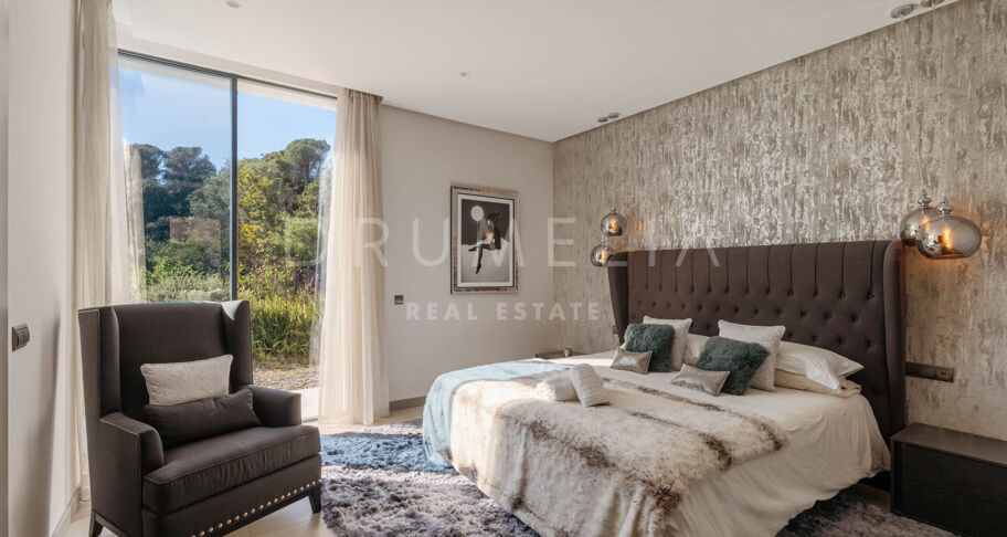 Villa moderna de 5 dormitorios en venta en El Madroñal, Benahavís – piscina privada, apartamento de invitados y vistas panorámicas a la montaña y al mar