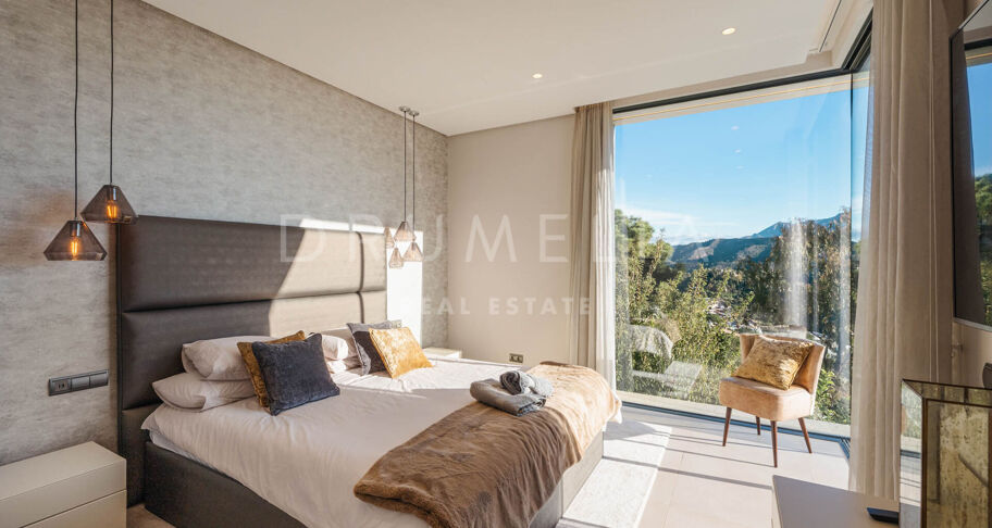 Villa moderna de 5 dormitorios en venta en El Madroñal, Benahavís – piscina privada, apartamento de invitados y vistas panorámicas a la montaña y al mar