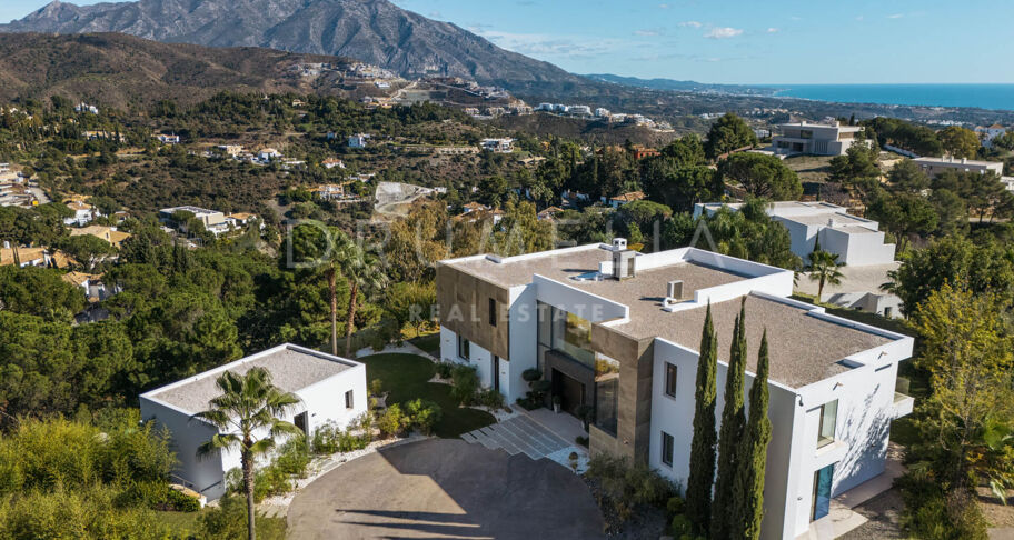 Villa moderna de 5 dormitorios en venta en El Madroñal, Benahavís – piscina privada, apartamento de invitados y vistas panorámicas a la montaña y al mar