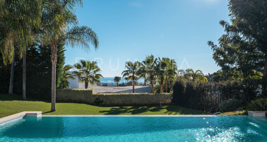 Villa moderna de 5 dormitorios en venta en El Madroñal, Benahavís – piscina privada, apartamento de invitados y vistas panorámicas a la montaña y al mar