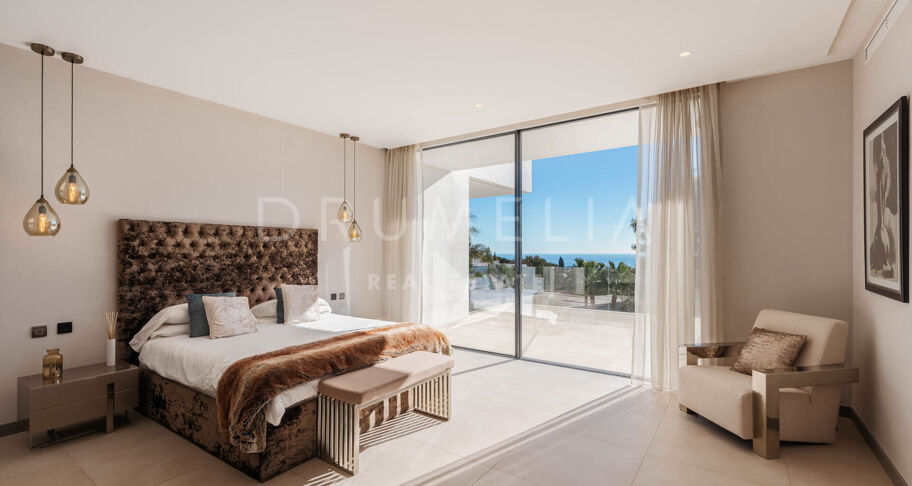 Villa moderna de 5 dormitorios en venta en El Madroñal, Benahavís – piscina privada, apartamento de invitados y vistas panorámicas a la montaña y al mar