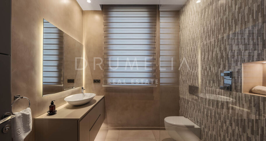 Villa moderna de 5 dormitorios en venta en El Madroñal, Benahavís – piscina privada, apartamento de invitados y vistas panorámicas a la montaña y al mar