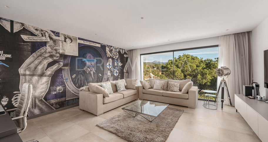 Villa moderna de 5 dormitorios en venta en El Madroñal, Benahavís – piscina privada, apartamento de invitados y vistas panorámicas a la montaña y al mar