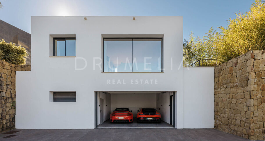 Villa moderna de 5 dormitorios en venta en El Madroñal, Benahavís – piscina privada, apartamento de invitados y vistas panorámicas a la montaña y al mar