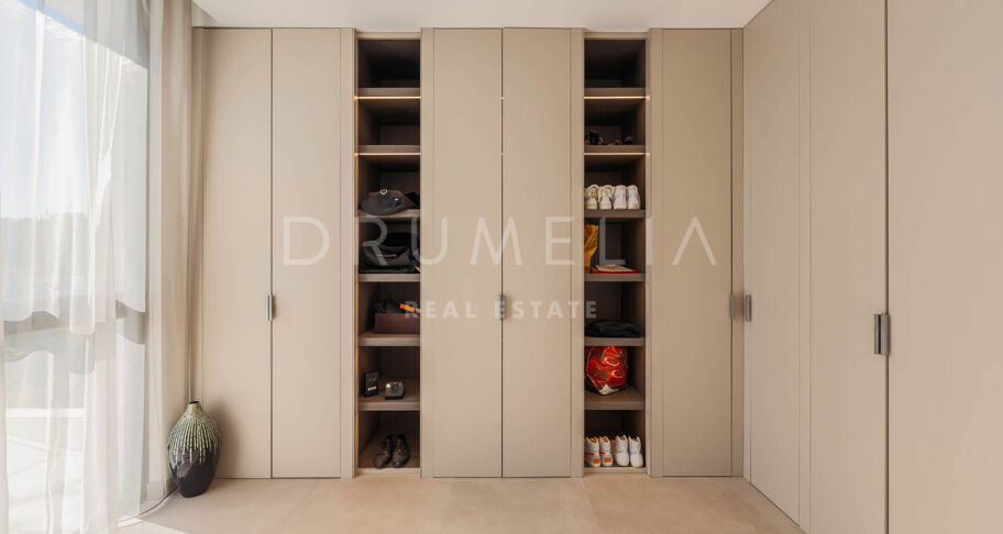 Villa moderna de 5 dormitorios en venta en El Madroñal, Benahavís – piscina privada, apartamento de invitados y vistas panorámicas a la montaña y al mar