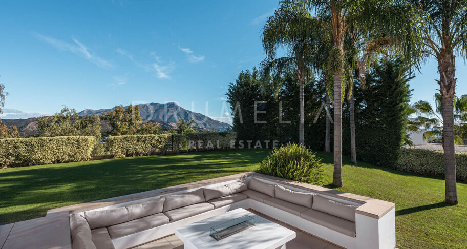 Villa moderna de 5 dormitorios en venta en El Madroñal, Benahavís – piscina privada, apartamento de invitados y vistas panorámicas a la montaña y al mar