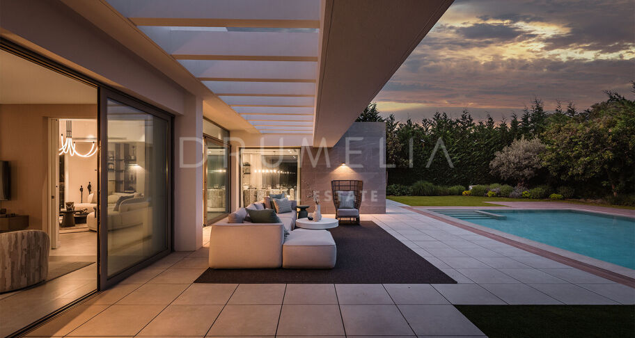 Moderna villa de 5 dormitorios en El Paraíso con piscina, jardín, cerca de campos de golf, playas y servicios.
