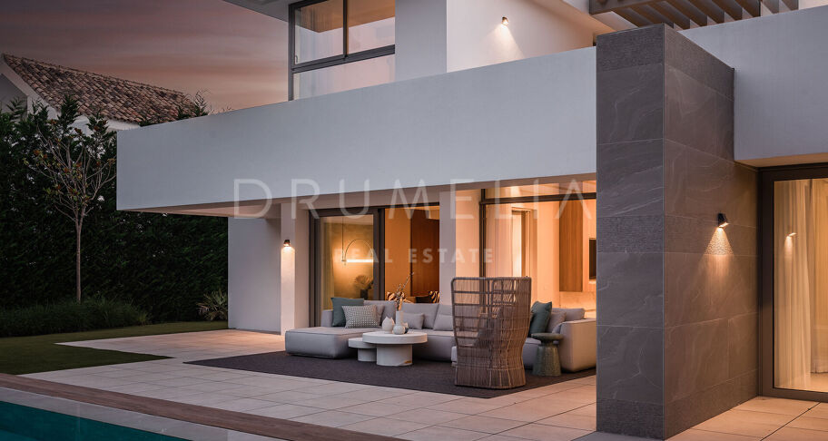 Moderna villa de 5 dormitorios en El Paraíso con piscina, jardín, cerca de campos de golf, playas y servicios.