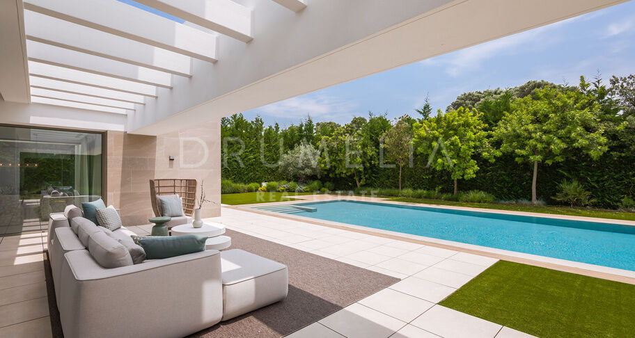 Moderna villa de 5 dormitorios en El Paraíso con piscina, jardín, cerca de campos de golf, playas y servicios.