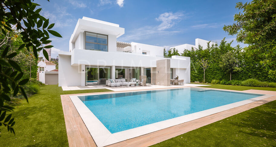 Moderna villa de 5 dormitorios en El Paraíso con piscina, jardín, cerca de campos de golf, playas y servicios.