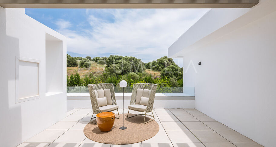 Moderna villa de 5 dormitorios en El Paraíso con piscina, jardín, cerca de campos de golf, playas y servicios.
