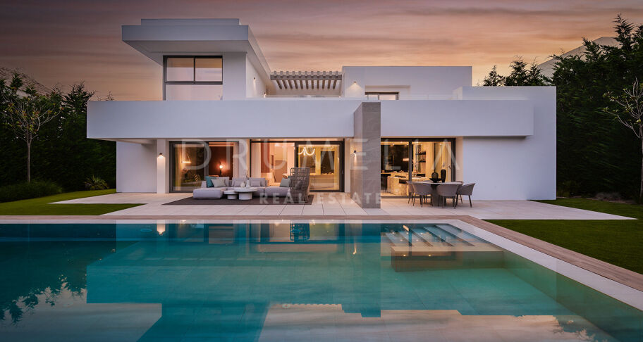 Moderna villa de 5 dormitorios en El Paraíso con piscina, jardín, cerca de campos de golf, playas y servicios.