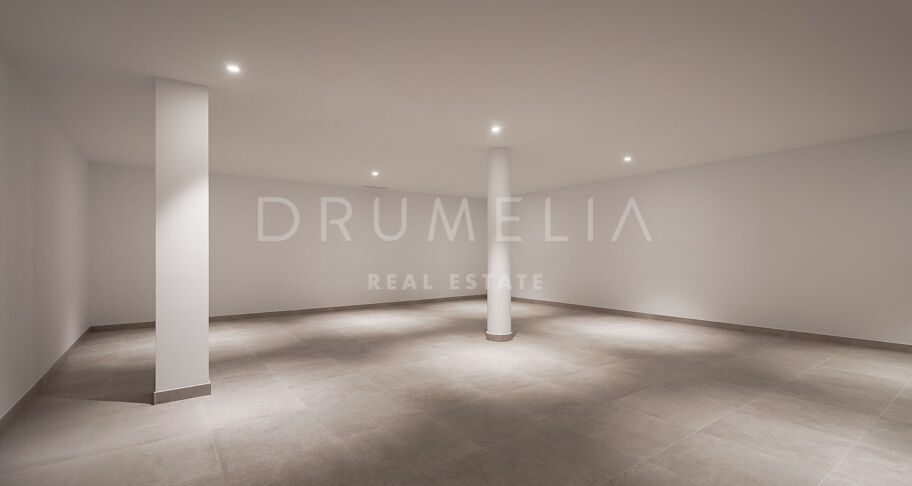 Moderna villa de 5 dormitorios en El Paraíso con piscina, jardín, cerca de campos de golf, playas y servicios.
