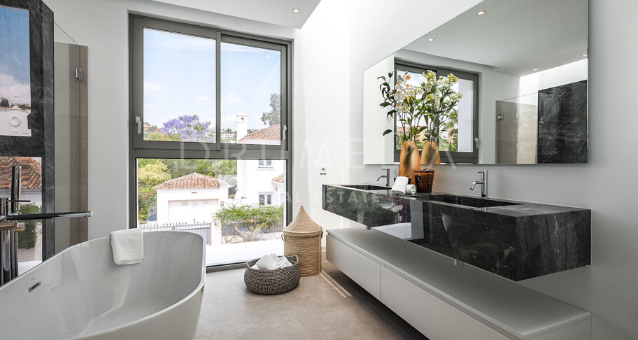 Moderna villa de 5 dormitorios en El Paraíso con piscina, jardín, cerca de campos de golf, playas y servicios.