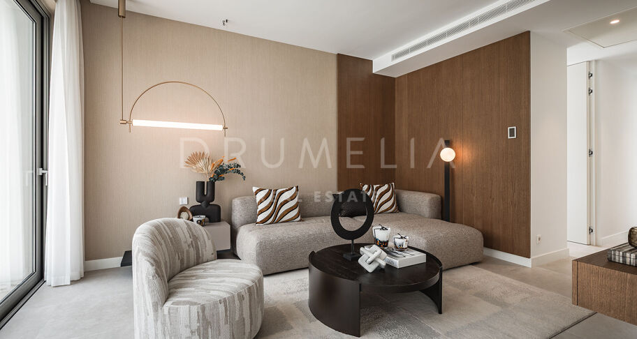 Moderna villa de 5 dormitorios en El Paraíso con piscina, jardín, cerca de campos de golf, playas y servicios.