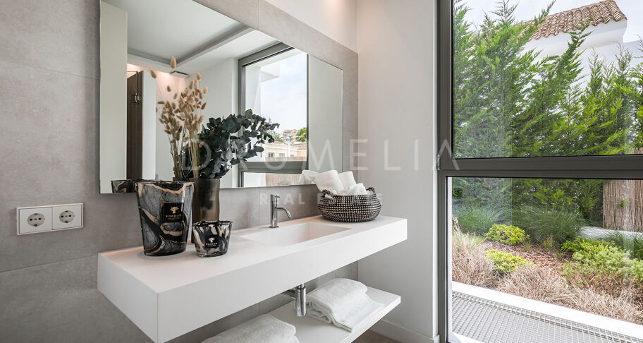 Moderna villa de 5 dormitorios en El Paraíso con piscina, jardín, cerca de campos de golf, playas y servicios.