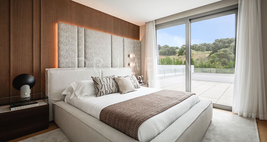 Moderna villa de 5 dormitorios en El Paraíso con piscina, jardín, cerca de campos de golf, playas y servicios.