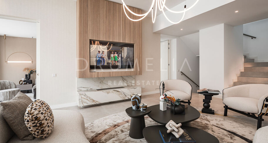 Moderna villa de 5 dormitorios en El Paraíso con piscina, jardín, cerca de campos de golf, playas y servicios.