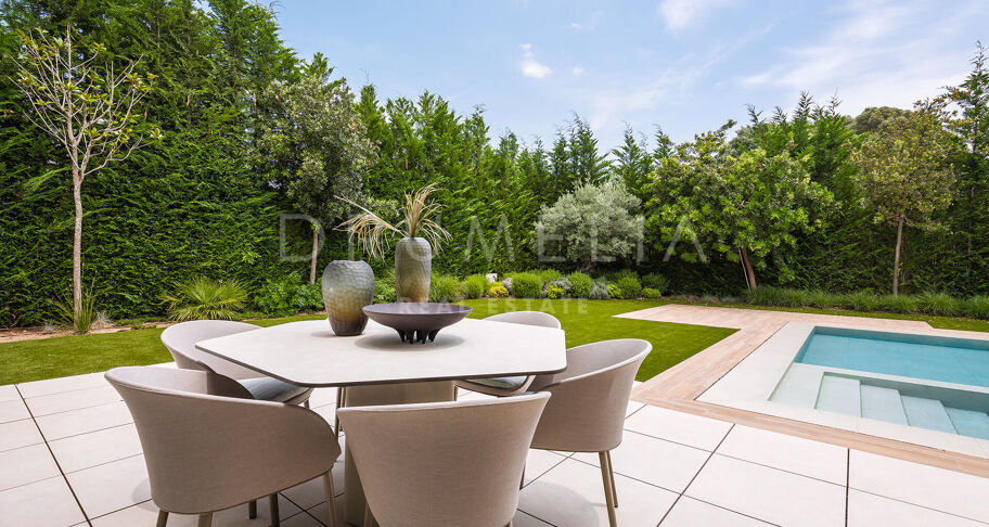 Moderna villa de 5 dormitorios en El Paraíso con piscina, jardín, cerca de campos de golf, playas y servicios.