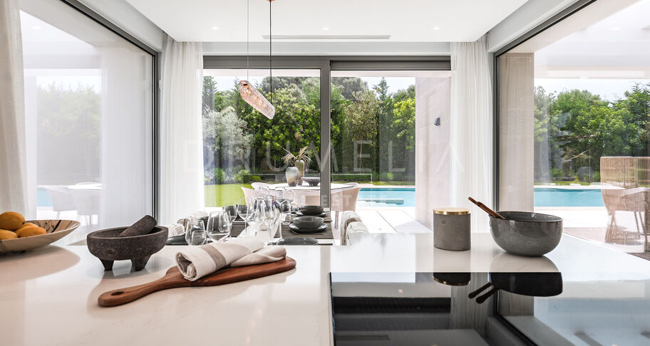 Moderna villa de 5 dormitorios en El Paraíso con piscina, jardín, cerca de campos de golf, playas y servicios.
