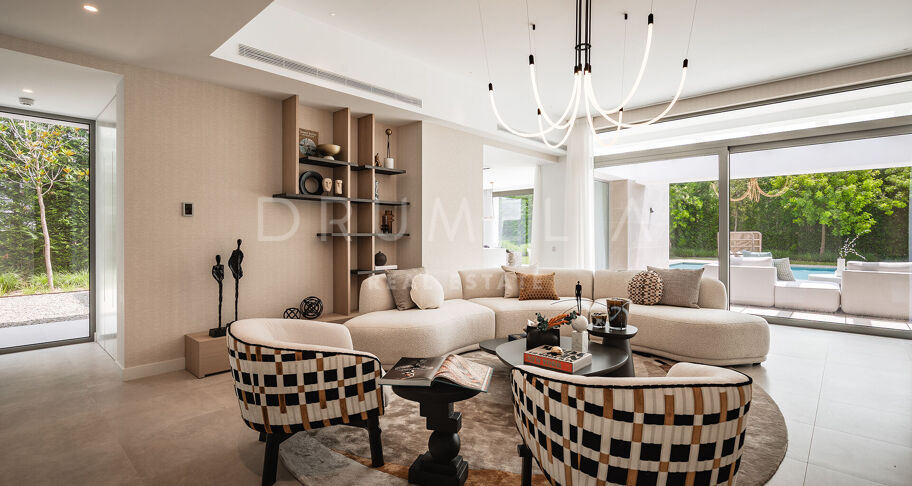 Moderna villa de 5 dormitorios en El Paraíso con piscina, jardín, cerca de campos de golf, playas y servicios.