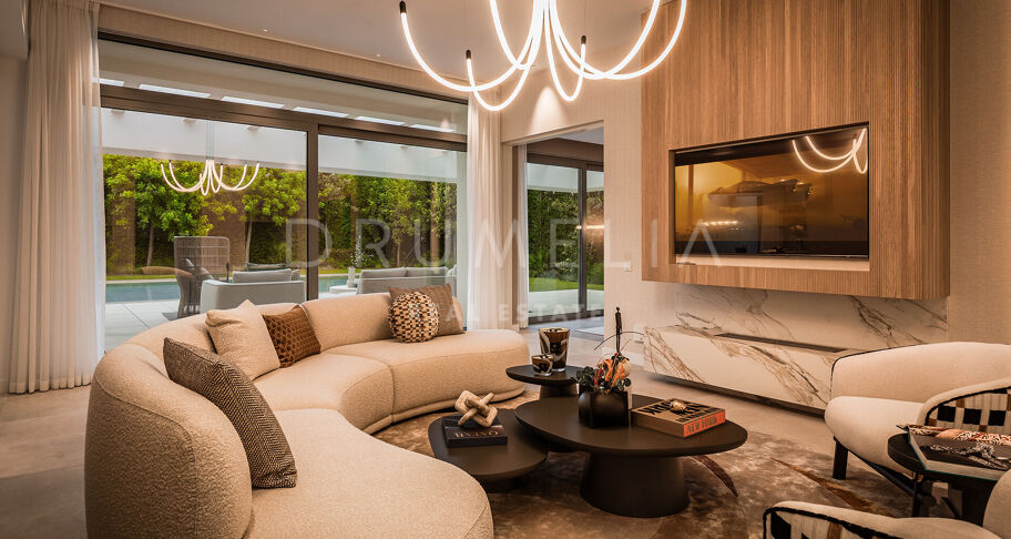 Moderna villa de 5 dormitorios en El Paraíso con piscina, jardín, cerca de campos de golf, playas y servicios.