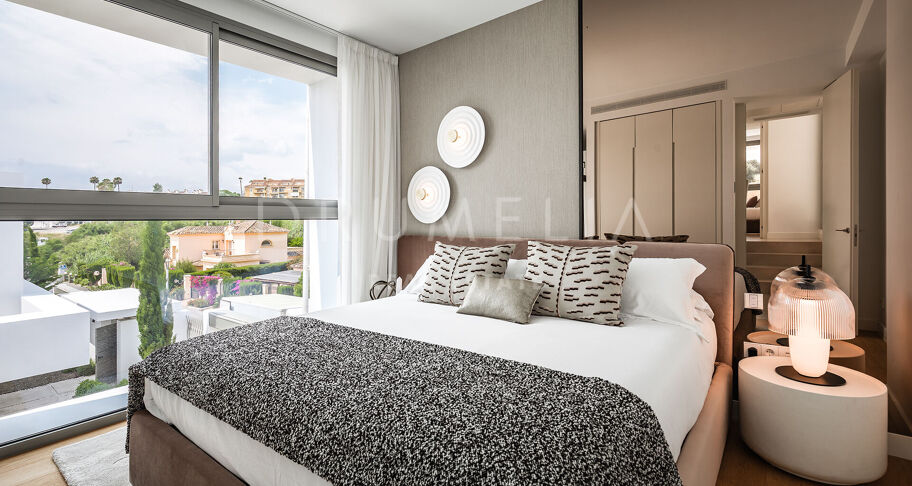 Moderna villa de 5 dormitorios en El Paraíso con piscina, jardín, cerca de campos de golf, playas y servicios.