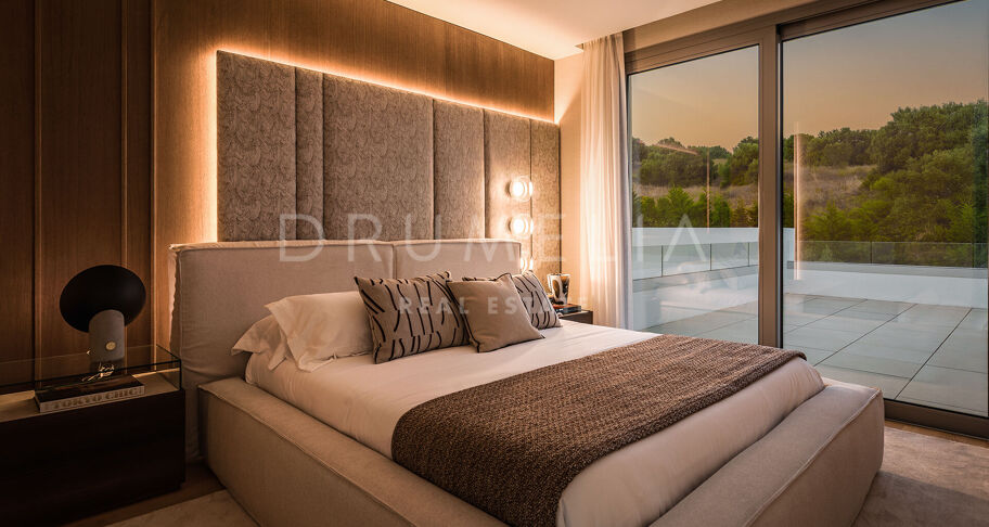 Moderna villa de 5 dormitorios en El Paraíso con piscina, jardín, cerca de campos de golf, playas y servicios.