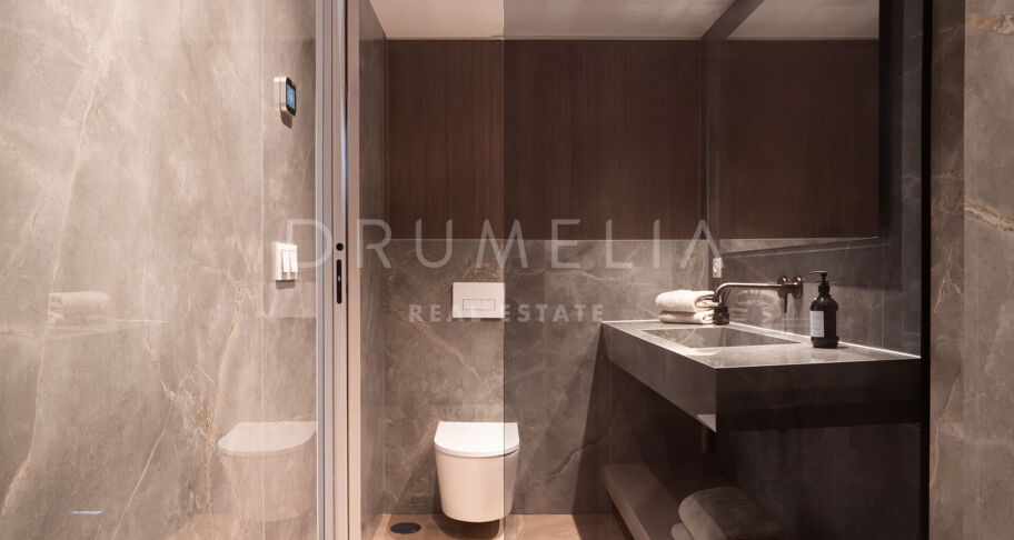 Totalrenovert penthouse med privat takbasseng i Marbella