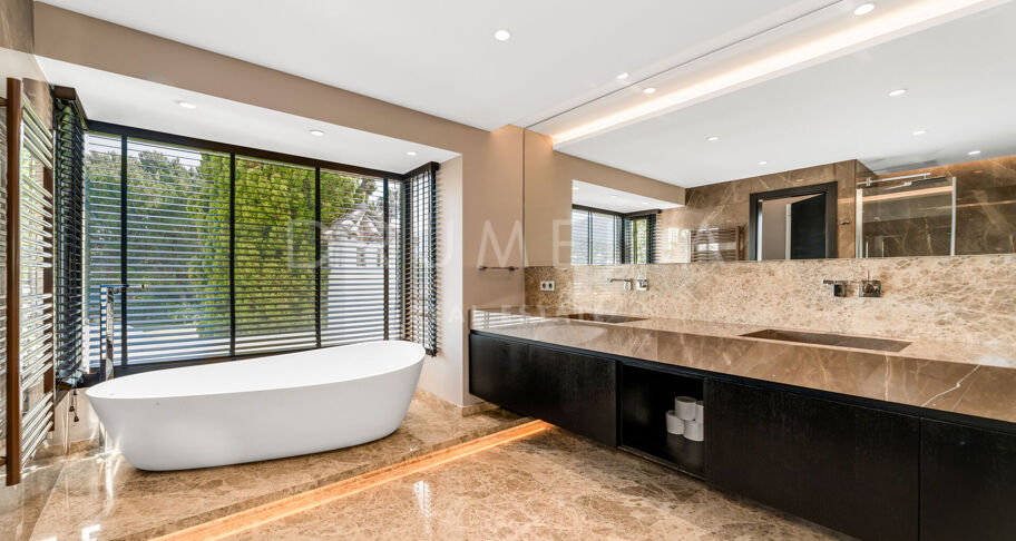 Villa andaluza con privacidad y vistas abiertas en La Quinta, Benahavís