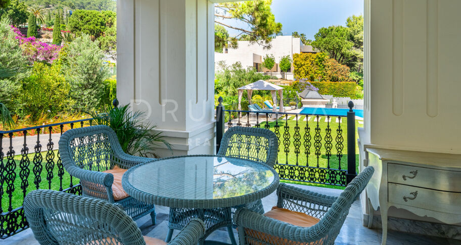 Große Luxusvilla mit Blick auf La Concha in Cascada de Camoján, Marbella
