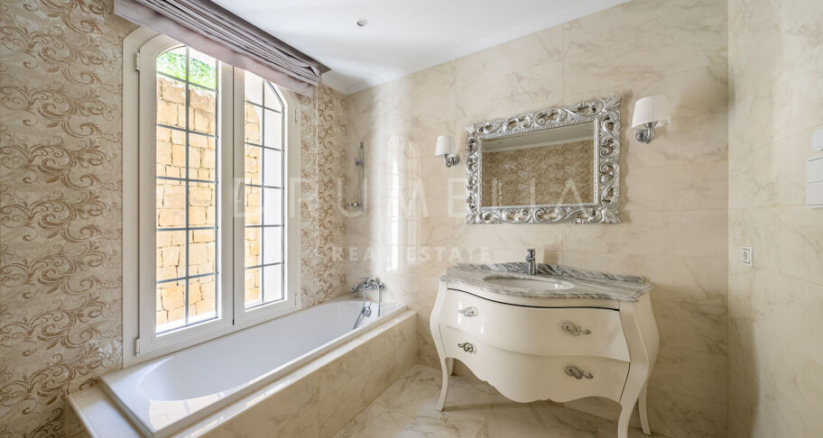 Große Luxusvilla mit Blick auf La Concha in Cascada de Camoján, Marbella