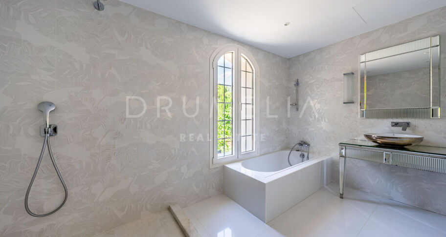 Große Luxusvilla mit Blick auf La Concha in Cascada de Camoján, Marbella