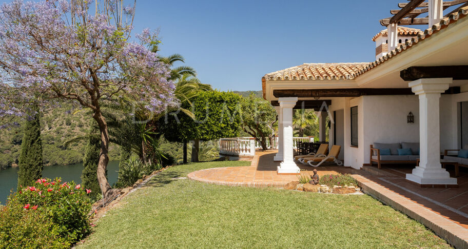Élégante villa andalouse avec vue sur le lac près de Marbella – Istán