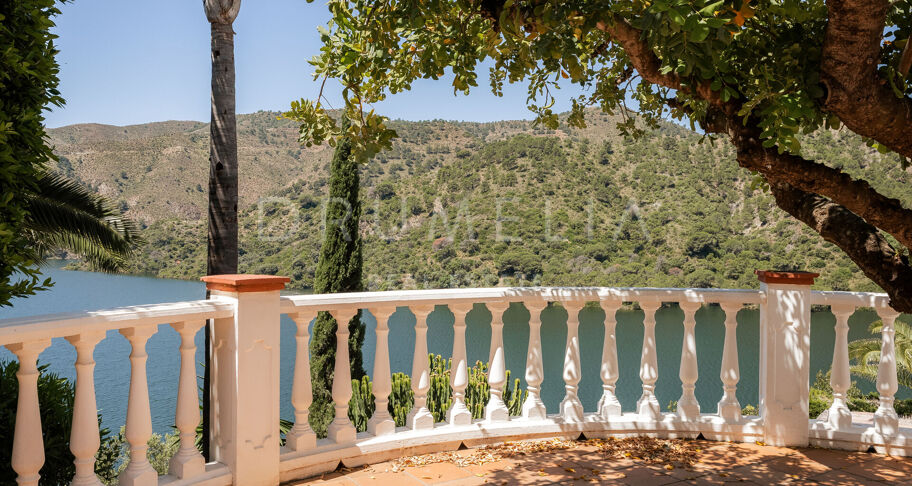 Élégante villa andalouse avec vue sur le lac près de Marbella – Istán