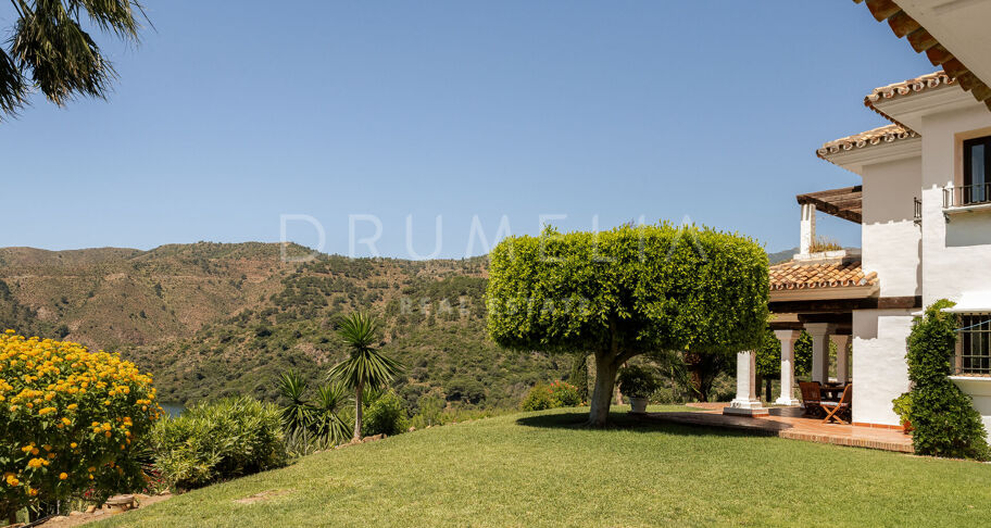 Élégante villa andalouse avec vue sur le lac près de Marbella – Istán