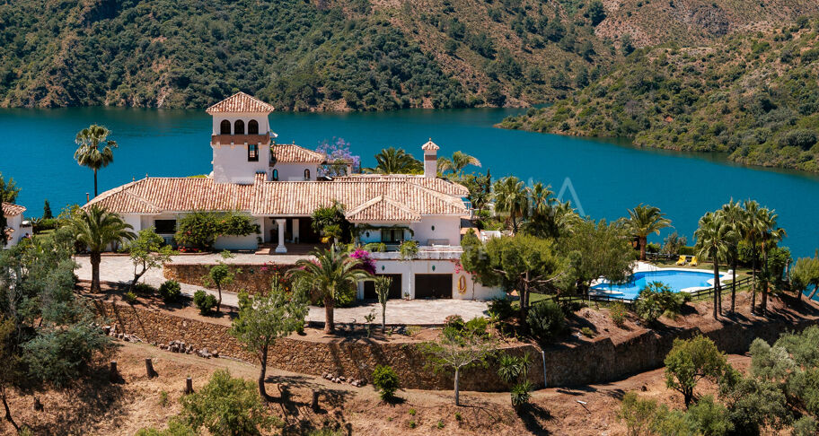 Élégante villa andalouse avec vue sur le lac près de Marbella – Istán