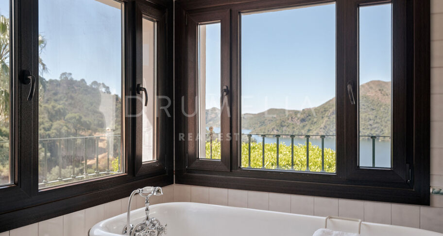 Élégante villa andalouse avec vue sur le lac près de Marbella – Istán
